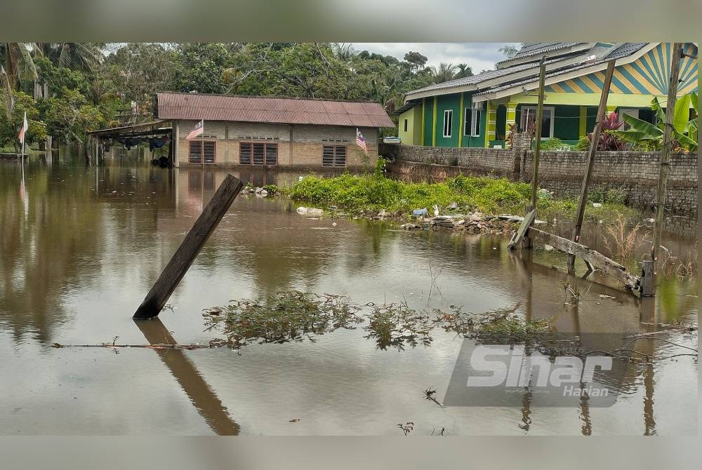 Rumah penduduk di Kampung Belimbing Dalam yang dilanda banjir termenung sejak Khamis.