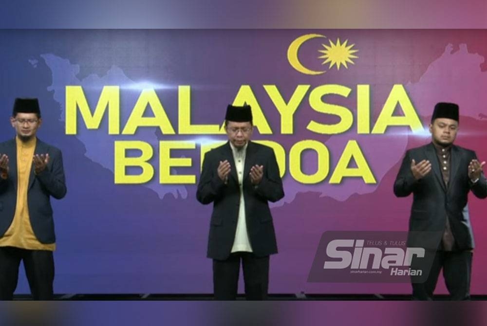 Fazrul (tengah) membacakan doa dalam program Malaysia Berdoa pada Jumaat.