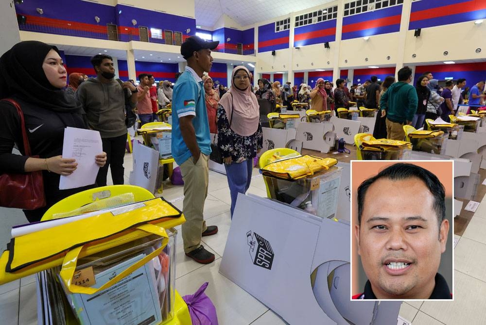 Para petugas SPR mendengar penerangan mengenai proses semakan peti undi dan peralatan ketua tempat mengundi untuk Parlimen Simpang Renggam di Dewan Muafakat Kompleks Pentadbiran Majlis Daerah Simpang Renggam hari ini. Gambar kecil: Abdul Hakim - Foto Bernama