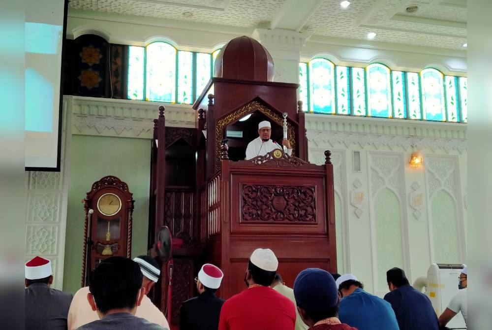 Khatib, Harith Fadzilah Abdul Halim menyampaikan khutbah Jumaat di Masjid Sultan Idris Shah II (Masjid Negeri Perak) pada Jumaat.