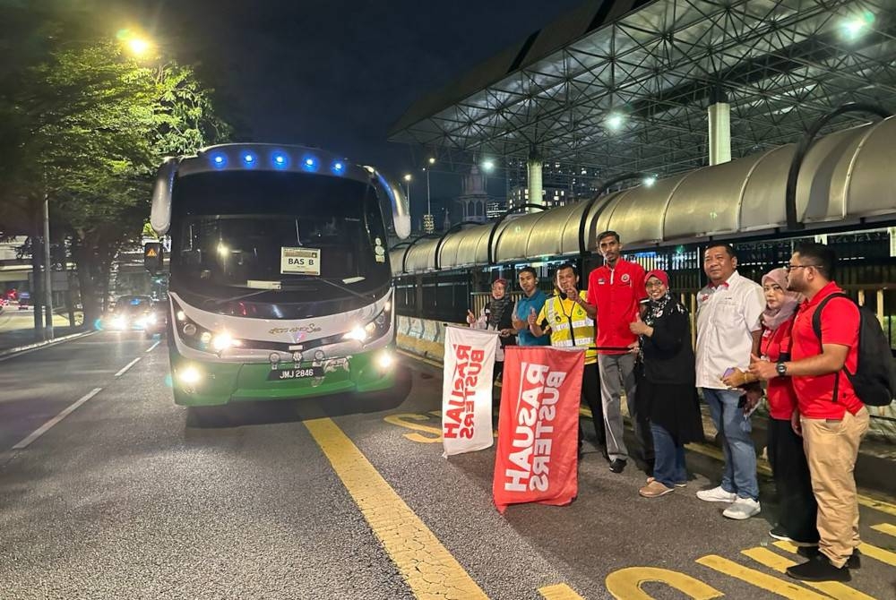 Fazril dan kumpulan Rasuah Busters ketika ditemui di KL Sentral Kuala Lumpur pada Jumaat.