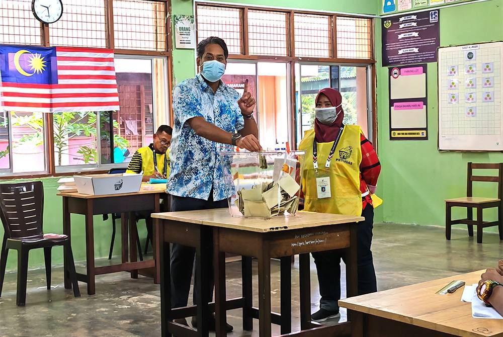 Khairy menunjukkan jari berdakwat ketika mengundi di pusat mengundi Sekolah Menengah Agama Haji Mohd Yatim Ulu Gadong, Rembau pada Sabtu.