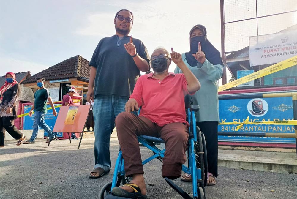 Mushar hadir menunaikan tanggungjawab sebagai pengundi bersama isteri, Zainab Che Lop, 62, dan anak sulung, Khairul Nizam Mushar di Pusat Pembuangan Undi di Sekolah Kebangsaan (SK) Sungai Bayor.