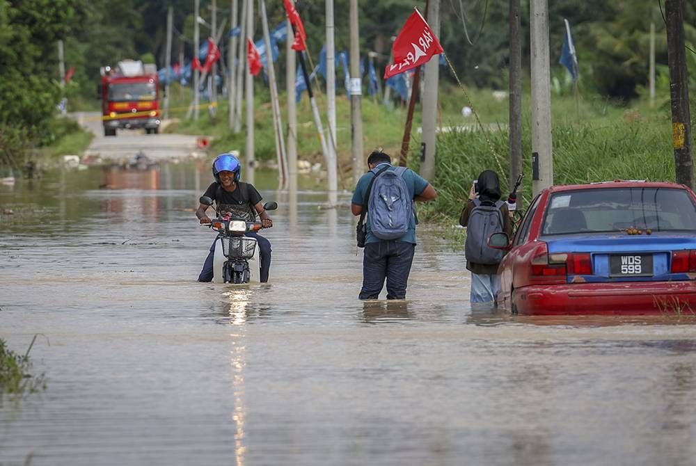 Jumlah mangsa banjir di tiga negeri iaitu Johor, Selangor dan Kelantan menunjukkan penurunan pagi ini. Gambar fail Bernama.