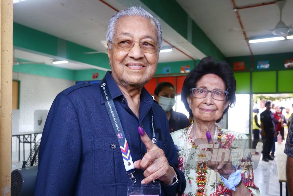 Dr Mahathir dan Dr Siti Hasmah selesai mengundi di saluran satu di SK Titi Gajah.