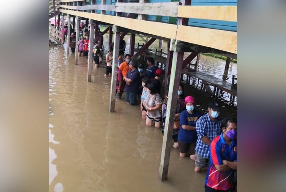 Pengundi di sekitar Baram tetap menunaikan kewajipan dengan turun mengundi meskipun terpaksa mengharungi banjir.