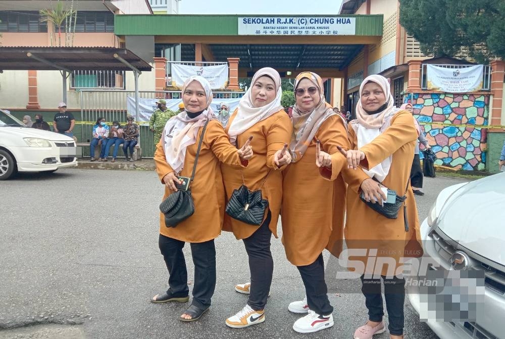 Empat sahabat sedondon mengenakan baju bewarna kuning &#039;mustard&#039; ketika membuang undi pagi tadi.