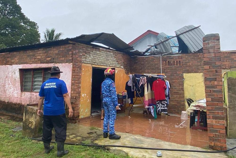 Anggota APM melakukan pemantauan di beberapa rumah yang rosak dipukul ribut di Felda Bukit Permai, Sedenak, Kulai pada Sabtu