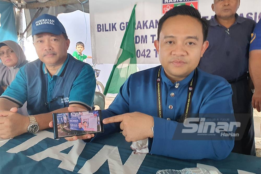 Wan Saiful menunjukkan kain rentang provokasi yang dipasang pada pagi Sabtu.