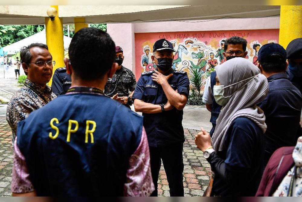 Acryl Sani (tengah) meninjau pusat pengundian di Sekolah Kebangsaan Desa Amanpuri pada Sabtu. - Foto Bernama