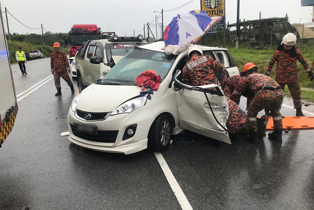 Anggota bomba mengeluarkan dua mangsa yang tersepit dalam kemalangan melibatkan dua kenderaan di Kilometer 46 Jalan Johor Bahru-Mersing, Kota Tinggi, pada Sabtu. - Foto ihsan Jabatan Bomba dan Penyelamat Johor