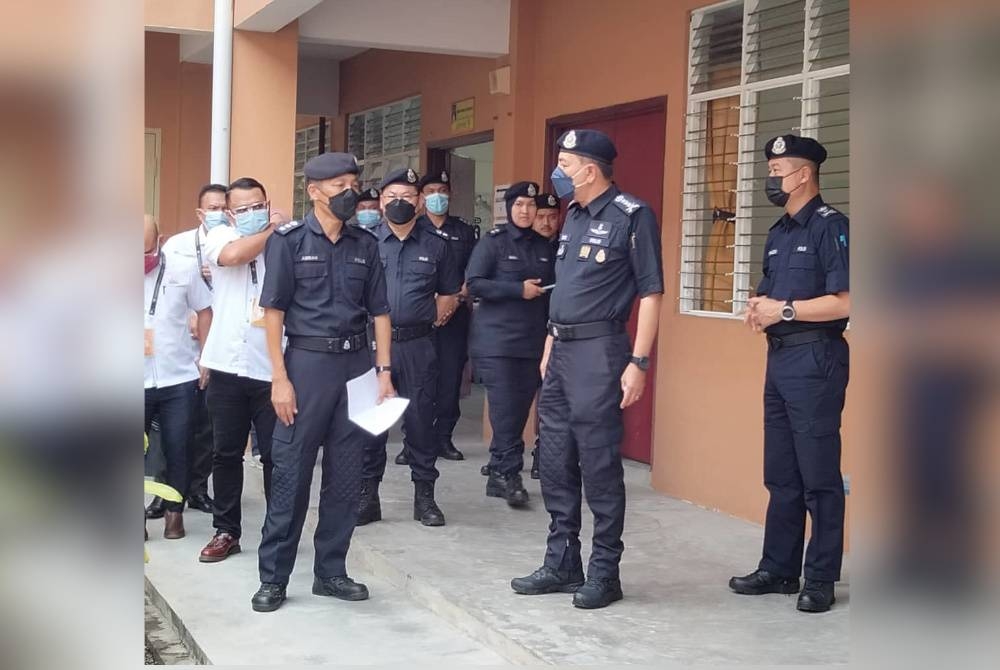 Mohamad Zaki (dua dari kanan) bersama pegawainya meninjau pusat pembuangan undi di MRSM Tumpat pada Sabtu.