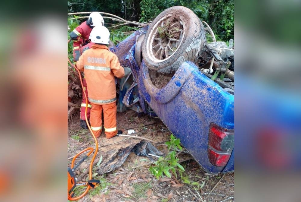 Pasukan bomba Taman Tas ketika mengeluarkan mangsa yang terlibat kemalangan di Kilometer 200 Lebuhraya Pantai Timur berhampiran Kampung Paya Bungor pada Sabtu.