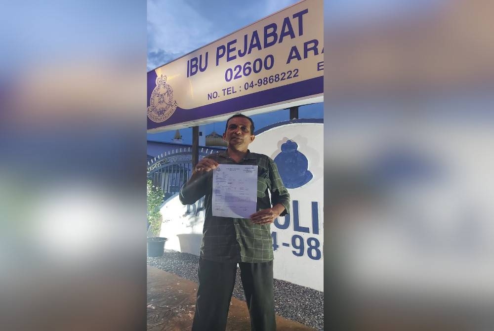 Ayub Khan menunjukkan laporan polis yang dibuat di Balai Polis Arau.