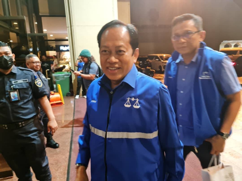 Ahmad Maslan tersenyum apabila disapa media sewaktu tiba di WTC.