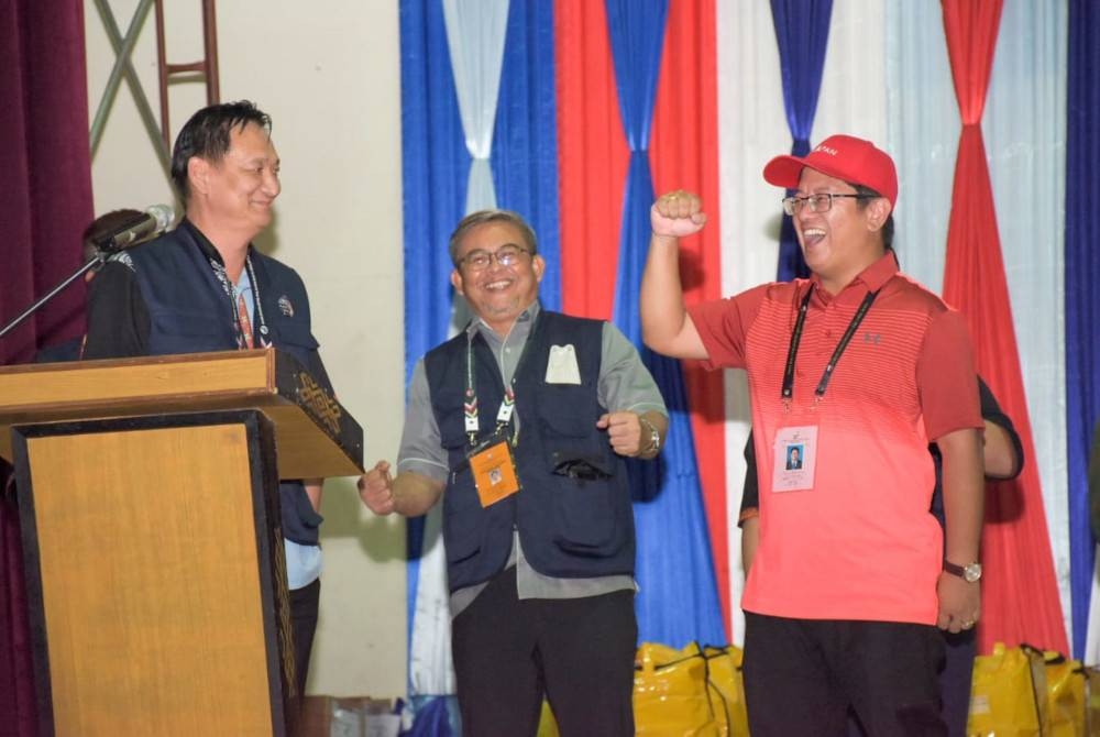 Ewon kelihatan gembira meraikan kemenangannya di kerusi Parlimen Penampang pada Sabtu.