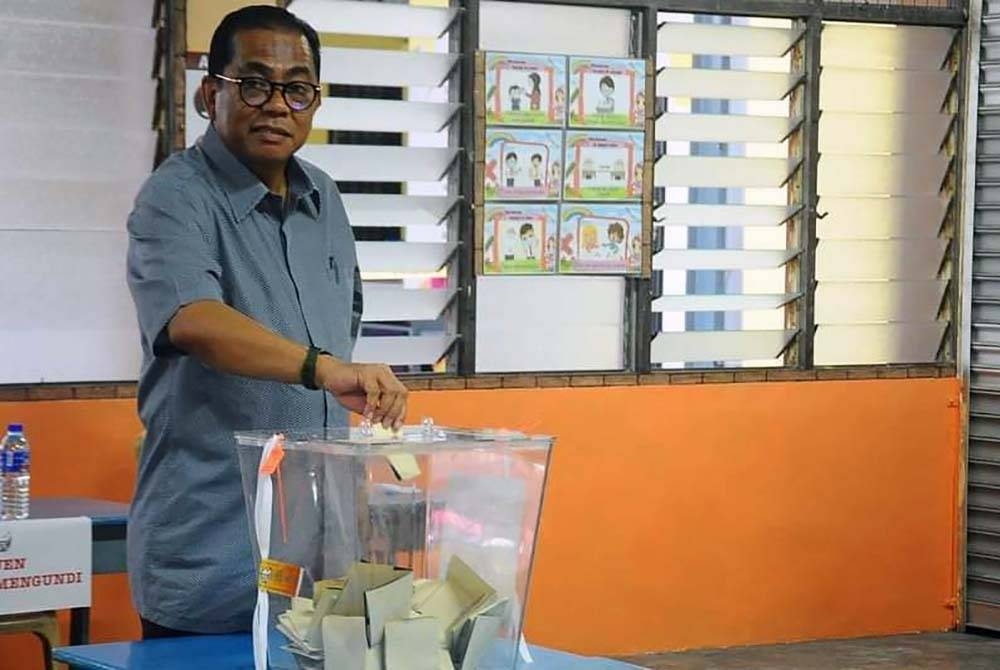 Mohamed Khaled menang di Parlimen Kota Tinggi pada Sabtu.