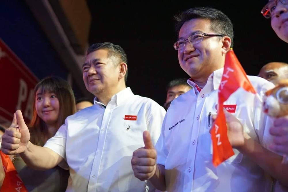 Pengerusi PH Johor, Datuk Seri Salahuddin Ayub (kiri) menang di Parlimen Pulai manakala Pengerusi DAP Johor, Liew Chin Tong (kanan) menang di Parlimen Iskandar Puteri pada Pilihan Raya Umum ke-15 (PRU15).