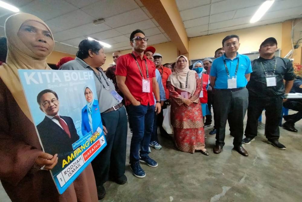 Rodziah (tiga kanan) bersama penyokongnya sebelum kemenangannya diumumkan SPR di Dewan Dato Ahmad Razali di Ampang.