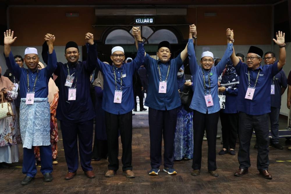 Calon Perikatan Nasional (PN) tiba di pusat penjumlahan undi di Politeknik Tuanku Syed Sirajuddin Arau bagi pengumuman rasmi keputusan PRU15 kawasan Parlimen Arau. - Foto Bernama