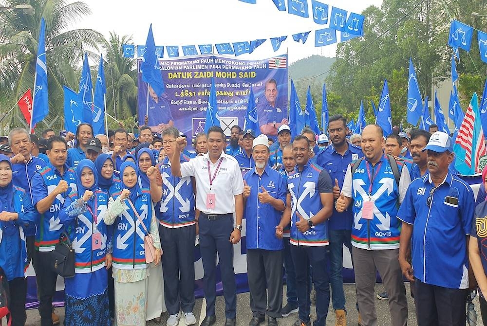 Mohd Zaidi (tengah) bersama jentera BN sewaktu proses penamaan calon PRU15 yang diadakan di IKBTN Bukit Mertajam pada 5 November lalu.