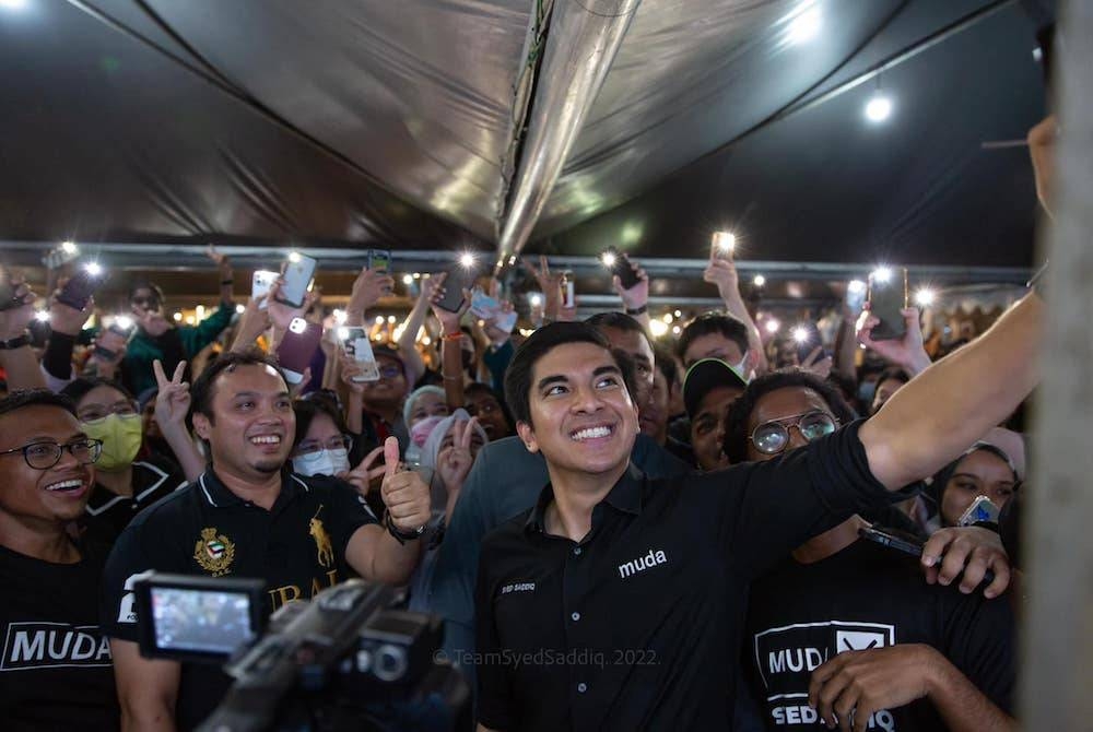 Syed Saddiq bergambar bersama penyokongnya. - Foto FB Syed Saddiq