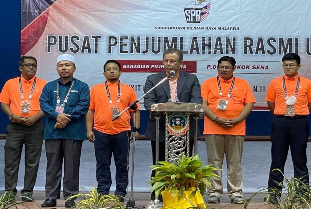 Pegawai Pengurus Bahagian Pilihan Raya Parlimen Pokok Sena, Ahmad Bawadir Abd Ghani (tengah) membuat pengumuman rasmi kemenangan Ahmad Yahya (dua dari kiri) di Dewan Angsana Sekolah Menengah Sains Pokok Sena pada Ahad.