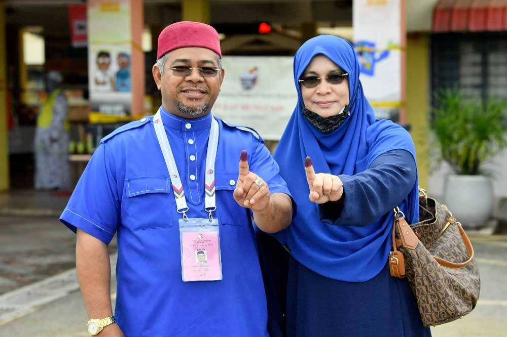 Mohd Khairuddin dan isteri, Datin Anili Ramli.