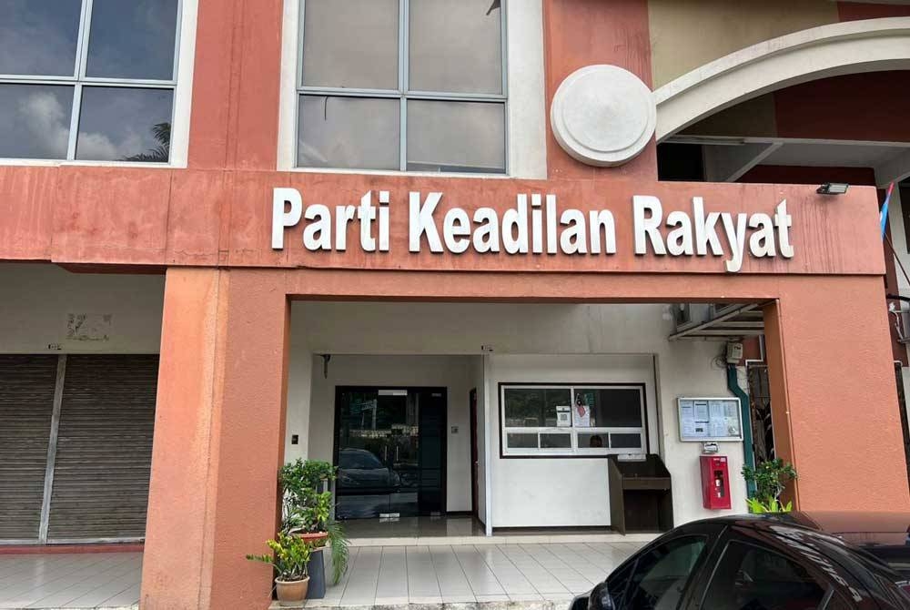 Suasana di ibu pejabat Parti Keadilan Rakyat (PKR) di sini kelihatan lengang tanpa kelibat mana-mana ahli majlis pimpinan pusat (MPP) PKR atau Pakatan Harapan (PH).