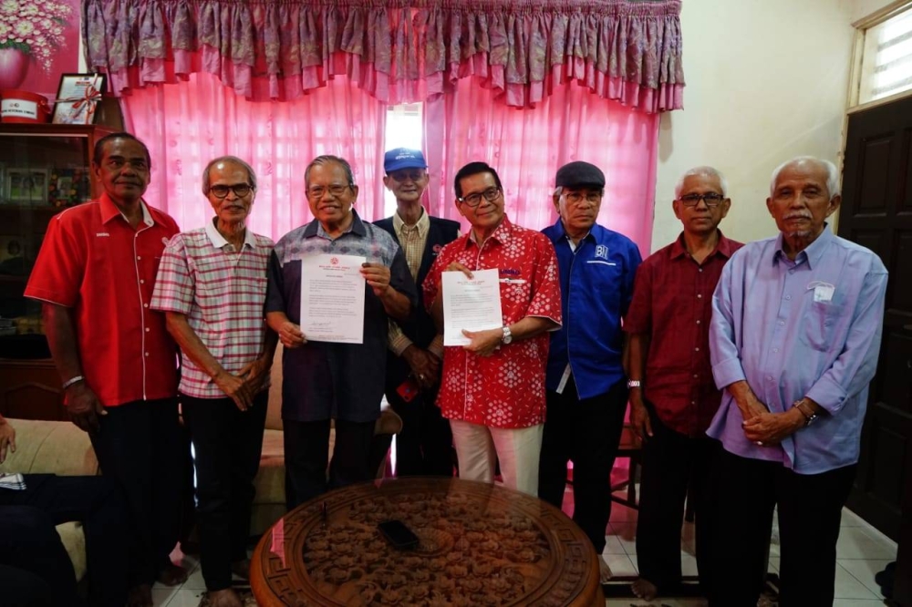 Abdul Khalid (tiga dari kiri) bersama veteran UMNO Perak mendesak Ahmad Zahid meletak jawatan dengan serta-merta.