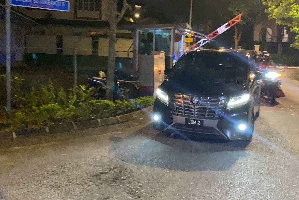 Kenderaan yang membawa Pengerusi Perikatan Nasional (PN), Tan Sri Muhyiddin Yassin meninggalkan kediamannya pada jam 8.30 malam dipercayai menuju ke sebuah hotel di Subang bagi mempengerusikan Mesyuarat Majlis Pimpinan Tertinggi (MPT) Parti Pribumi Bersatu Malaysia (Bersatu).