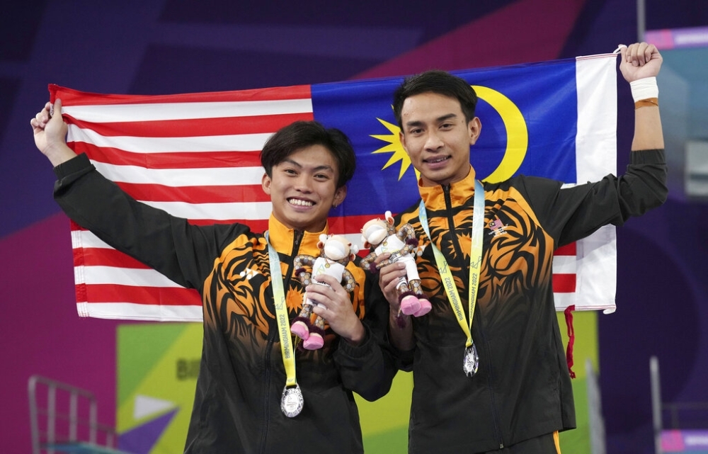 Gabriel (kiri) dan Syafiq meraih pingat perak acara 3m papan anjal seirama pada Sukan Komanwel Birmingham 2022.