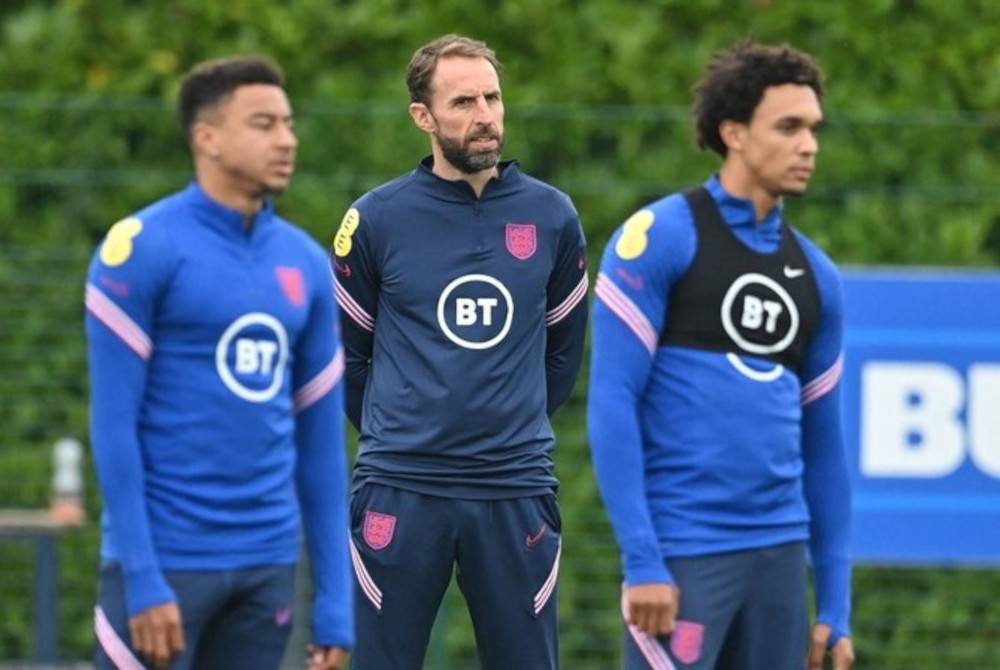 Southgate (tengah) berdepan satu lagi ujian besar dalam kariernya apabila membimbing England menghadapi Piala Dunia 2022 di Qatar.