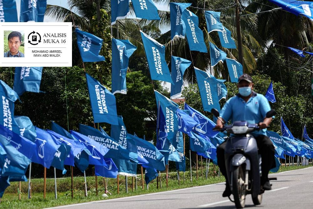 Bendera Perikatan Nasional (PN) menghiasi di bahu jalan sempena kempen PRU15. Foto: Bernama 