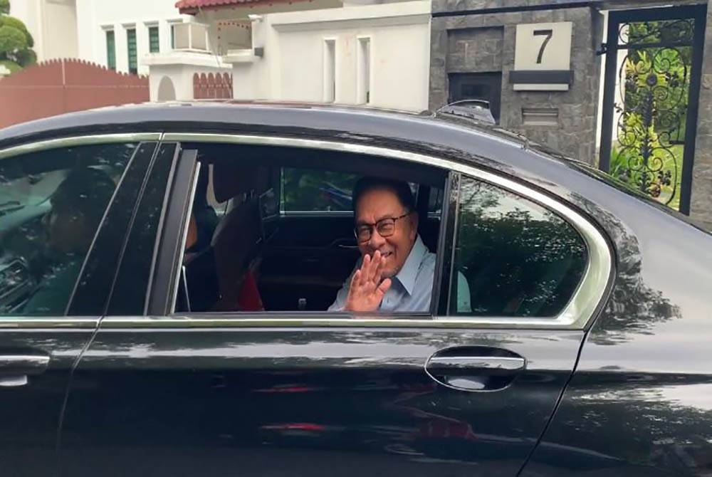 Anwar sempat melambai kepada media sebelum meninggalkan kediamannya di Kuala Lumpur pada Isnin.