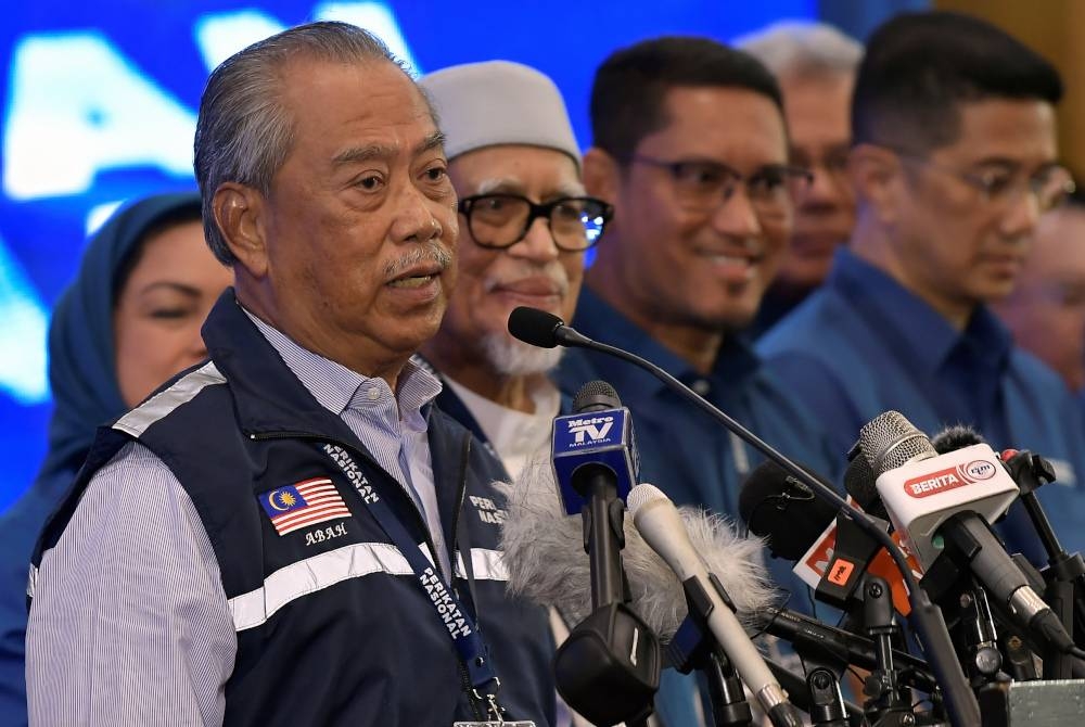 Muhyiddin (kiri) semasa sidang media mengenai keputusan rasmi PRU15 di Glenmarie Shah Alam pada Ahad.