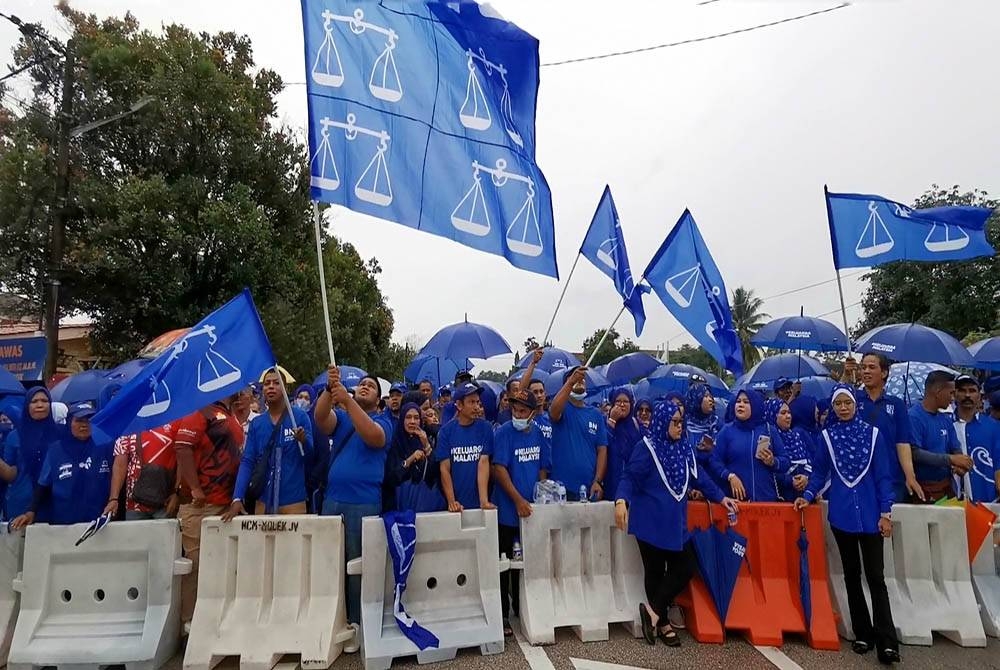 Sebahagian penyokong UMNO yang hadir ketika proses penamaan calon di Pejabat Daerah dan Tanah Marang pada PRU15.