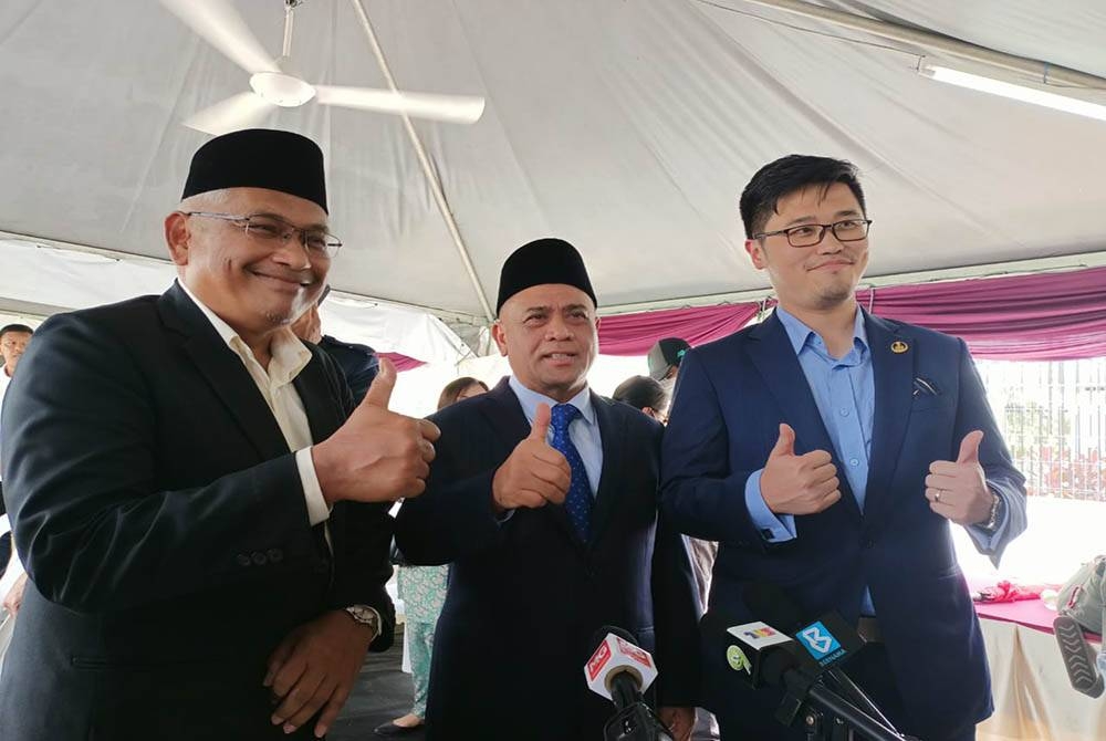 Saarani (tengah) bersama pemimpin DAP negeri, Dr Abdul Aziz Bari (kiri) dan Howard Lee Chuan How (kanan).