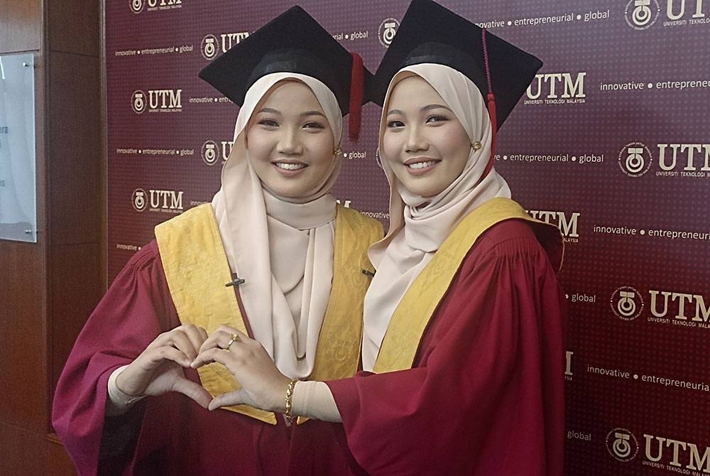 Amirah Syahfirah ( kanan) dan Amirah Syahirah menerima Ijazah Sarjana Muda Kejuruteraan Elektrik dan Elektronik pada Majlis Majlis Konvokesyen Universiti Teknologi Malaysia (UTM) ke-66 pada Isnin.