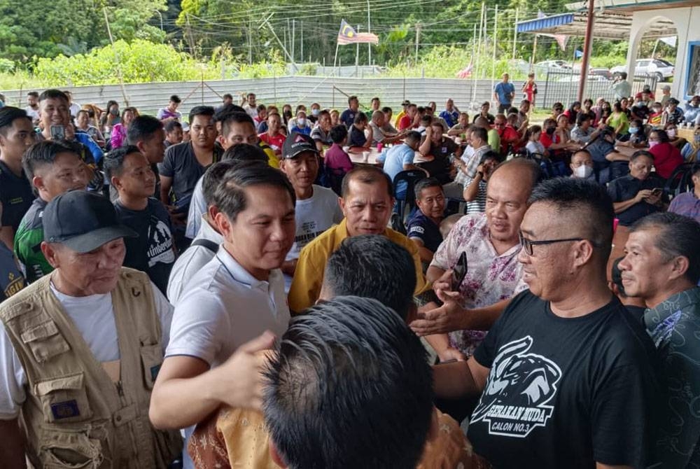 Riduan Rubin (tengah) bersama penyokong dan jenteranya di Tenom.