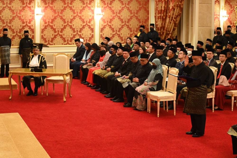 Saarani mengangkat sumpah sebagai Menteri Besar Perak di Istana Iskandariah Kuala Kangsar jam 5.40 petang Isnin. - Foto ihsan Jabatan Penerangan Negeri Perak