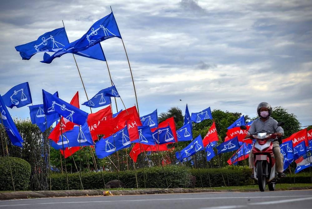 Perang bendera BN dan PH. - Gambar hiasan