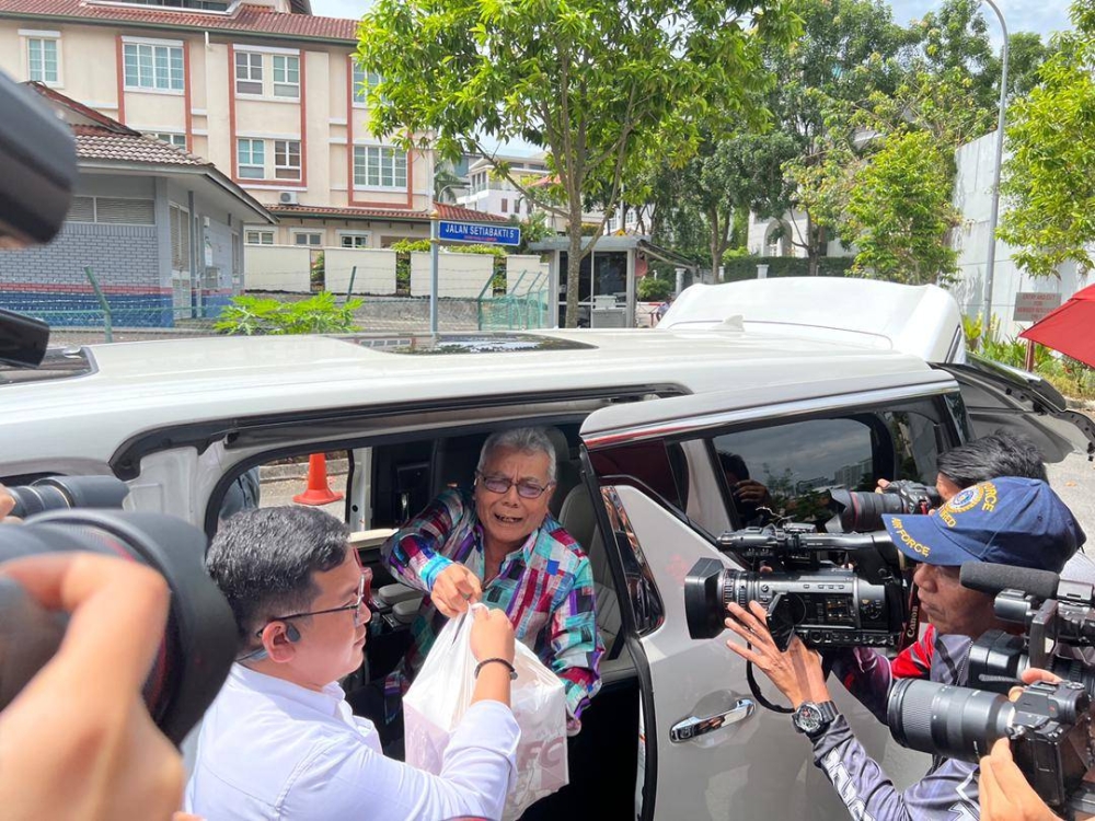 Redzuan meninggalkan kediaman Muhyiddin di Bukit Damansara, Kuala Lumpur pada jam 12.50 tengah hari.