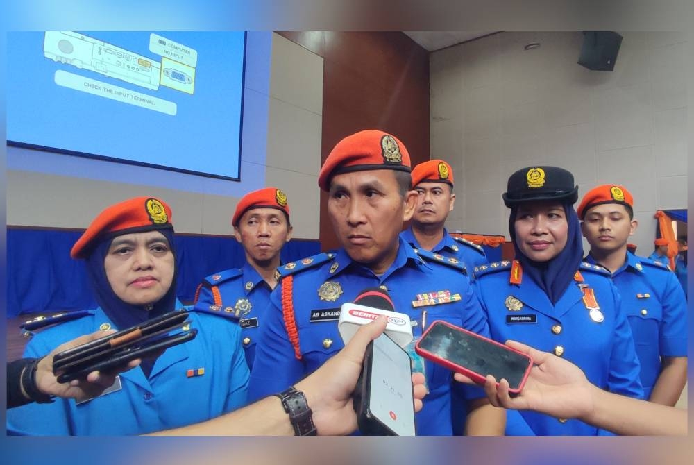 Pengarah APM Kedah, Leftenan Kolonel (PA) Awang Askandar Ampuan Yaacob (tengah) ditemui pemberita selepas Majlis Himpunan Setia APM Kedah di Auditorium Pejabat Daerah Pertahanan Awam Kota Setar.