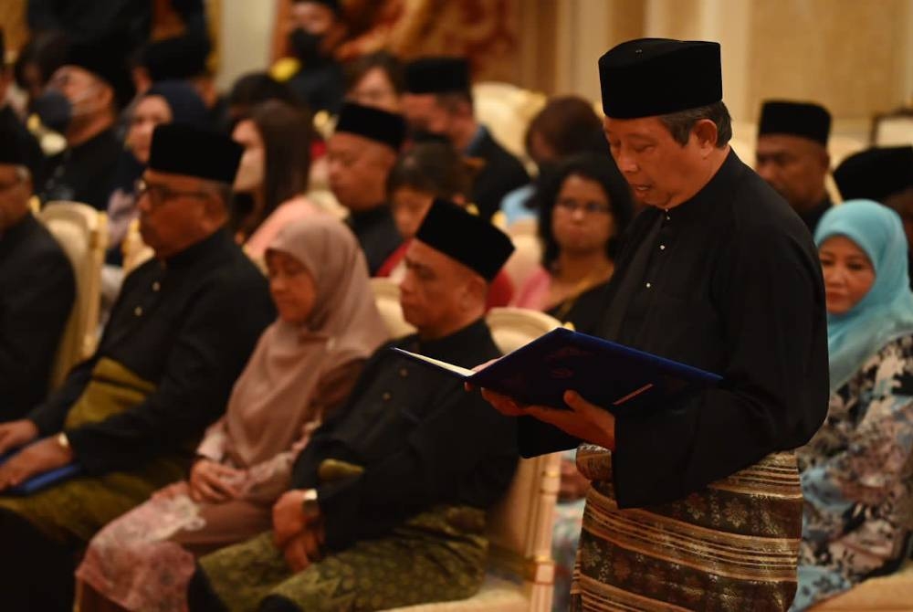 Mohammad Nizar ketika mengangkat sumpah jawatan Exco di hadapan Sultan Perak di Istana Iskandariah, Kuala Kangsar pada Selasa.