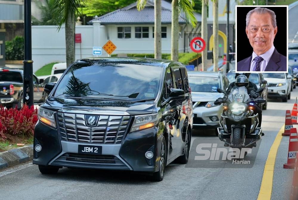 Kenderaan yang membawa Muhyiddin dilihat keluar dari Istana Negara pada jam 5.10 petang. (Gambar kecil: Muhyiddin Yassin)