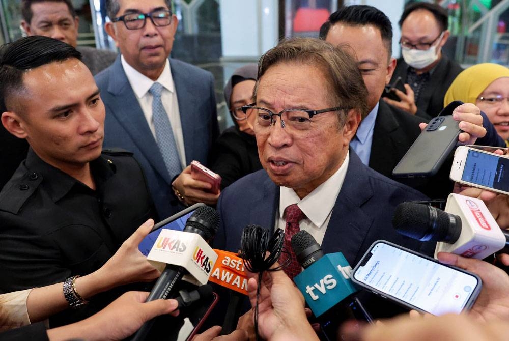 Abang Johari ketika bertemu para pengamal media selepas menghadiri persidangan DUN Sarawak, pada Selasa. - Foto Bernama