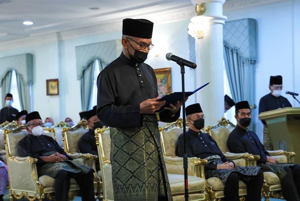 ADUN Sanglang, Mohd Shukri Ramli mengangkat sumpah sebagai Menteri Besar Perlis di hadapan Raja Perlis Tuanku Syed Sirajuddin Putra Jamalulail pada Istiadat Pelantikan dan Mengangkat Sumpah Jawatan Menteri Besar Perlis di Istana Arau pada Selasa. - Foto Bernama