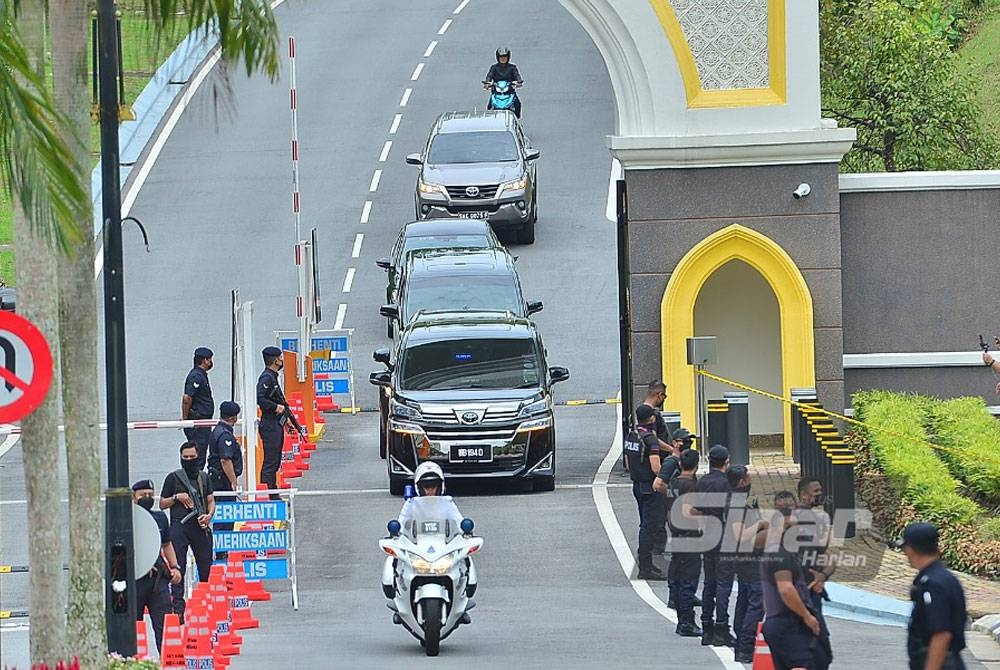 Konvoi kenderaan yang membawa pemimpin Gabungan Parti Sarawak (GPS) meninggalkan Istana Negara selepas menghadap Yang di-Pertuan Agong, Al-Sultan Abdullah Riayatuddin Al-Mustafa Billah Shah. - Foto Sinar Harian/ ROSLI TALIB