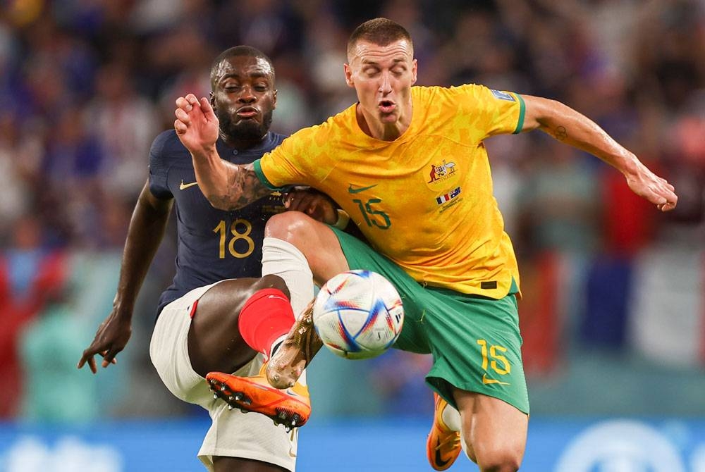 Pemain Australia, Mitchell Duke diasak tonggak Perancis, Dayot Upamecano dalam perlawanan Kumpulan D Piala Dunia 2022 di Stadium Al Janoub, Al-Wakrah. - Foto EPA